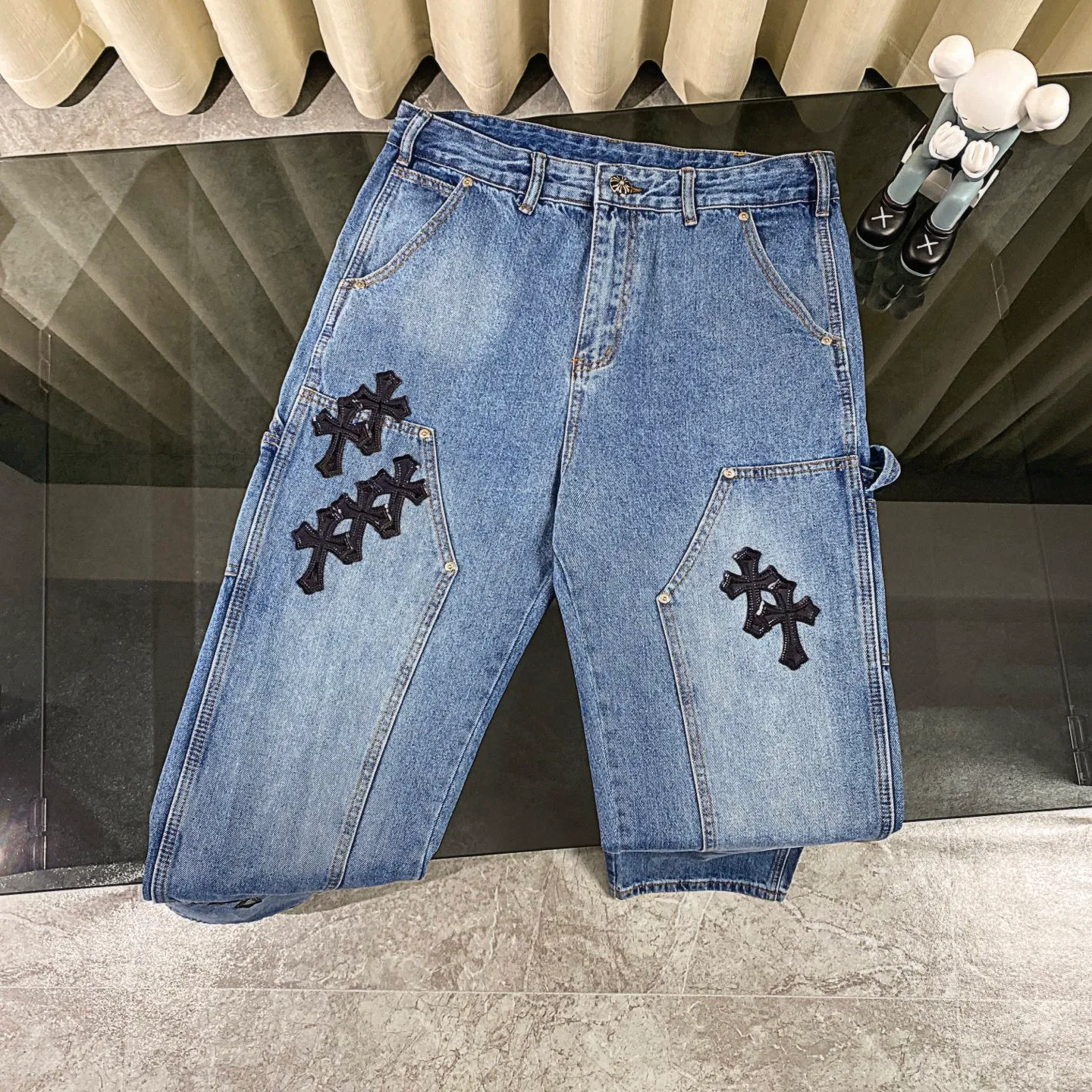 P270 CH Chromehearts limited edition work jeans denim logging pants, cabinet price 34W level, patchwork cross pattern embellishment, washed jeans! ! An absolutely high-end luxury product, a 1.9W-level god-level single product, a super popular product, made by top heavy industry, a magic weapon that cannot be missed! [About Zangyin] This is an extremely luxurious fashion brand that can also be called the aristocracy of the high street. It has always been an exclusive brand for some hipsters or rich second generations. Compared with ordinary high streets, it is more luxurious and noble. Compared with luxury brands, it is more fashionable and individual. It has always been a brand that I have a special liking for. [Top heavy industry fashion design] Consistently high-street luxury style. Speaking of this style, the Zangyin family and GU family are definitely the leading representative brands. Especially the Zangyin family has really achieved a state-of-the-art effect in creating high-street style. The unique washed material is used to create this style. The color system is already quite eye-catching. After it is decorated with patchwork cross flowers, it cleverly highlights the charm of the brand. Secondly, this style uses classic The high-waist cutting design highlights the long legs and fashionable temperament of the upper body. The brand is highly recognizable and the slim fit configuration is more suitable for daily wear. It is a product that interprets personality, fashion, and specifications at a glance. This single product is enough to make any fan excited. It can be a white T-shirt for a youthful college style, or a tight suspender for a royal style. It has strong matching ability and can be easily controlled by men.  [Materials and craftsmanship] Needless to say, this point goes without saying. As an excellent craftsman brand, Zangyin’s requirements for details and craftsmanship are really perfect. The washed color of this model has gone through so many processes, not to mention the embellishment of denim appliques. It is also purely hand-made and sewn. Just like what they believe in, only hand-made things have soul and have the meaning of wear. A top-notch heavy-duty fashionable denim item, I look forward to your perfect interpretation! !  Color: blue Size: 28-34
